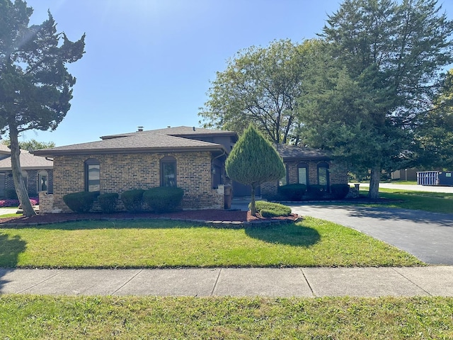 single story home with a front lawn