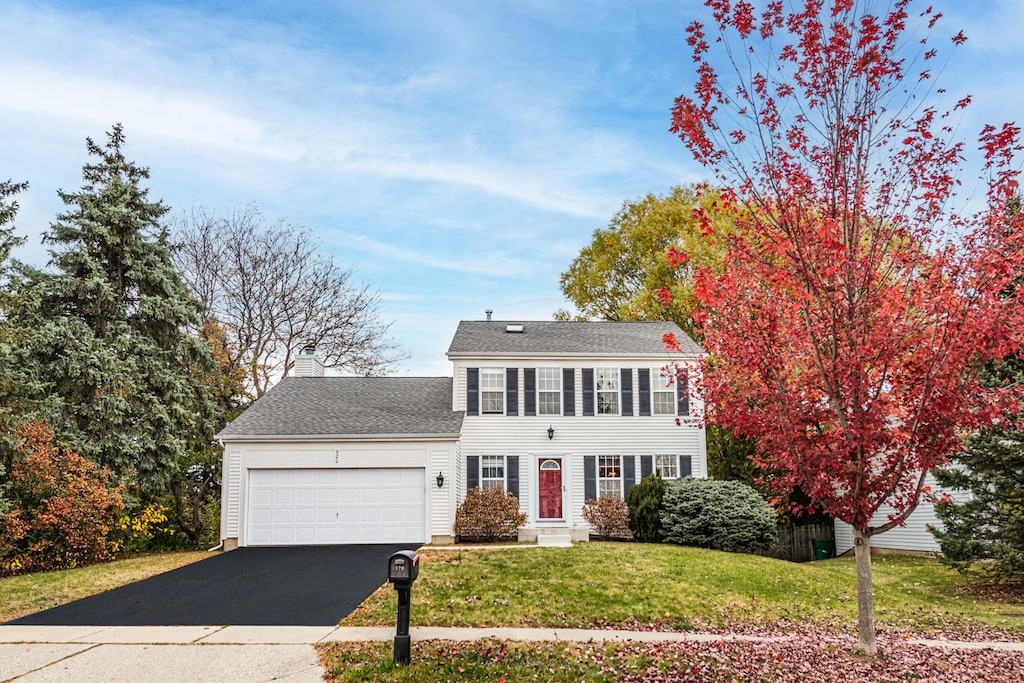 view of front facade featuring a front lawn and a garage