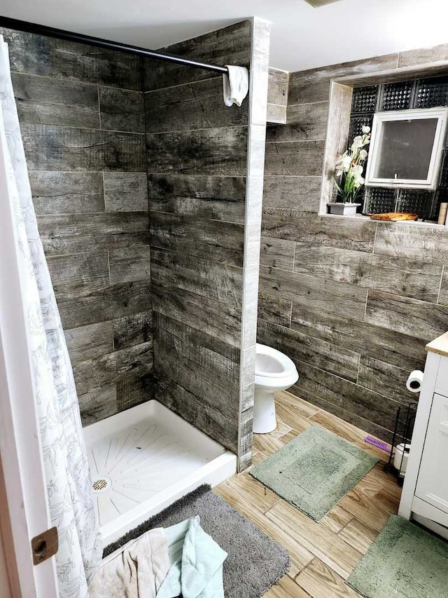 bathroom featuring a shower with shower curtain and toilet