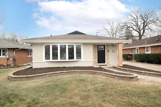 view of front of home featuring a front lawn