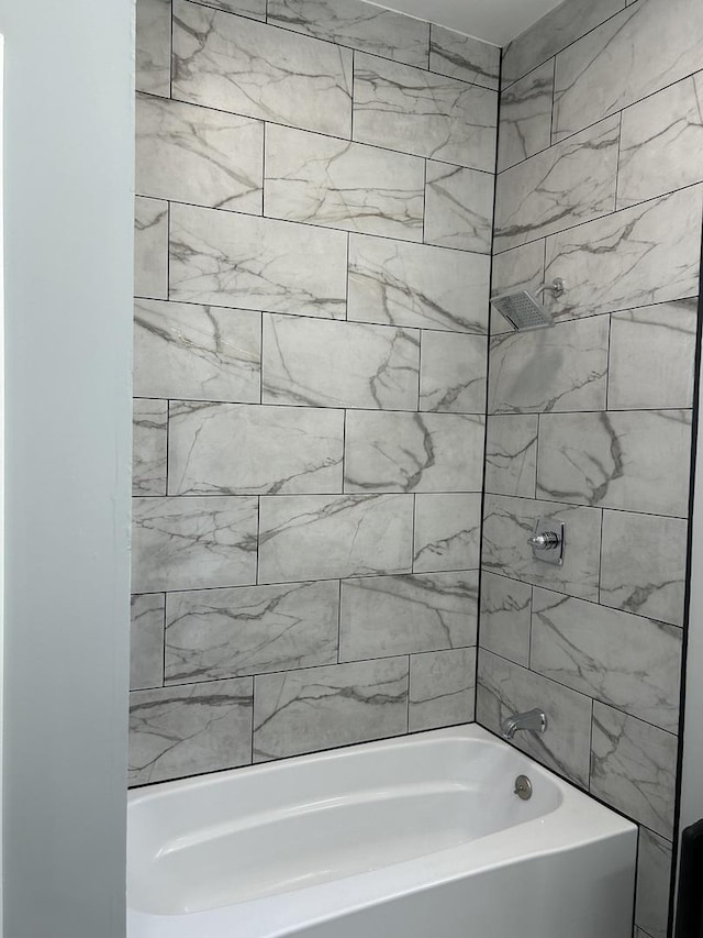 bathroom featuring tiled shower / bath