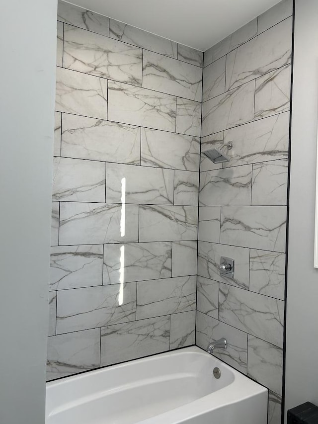 bathroom featuring tiled shower / bath combo