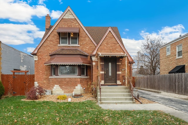 view of front of property with a front lawn