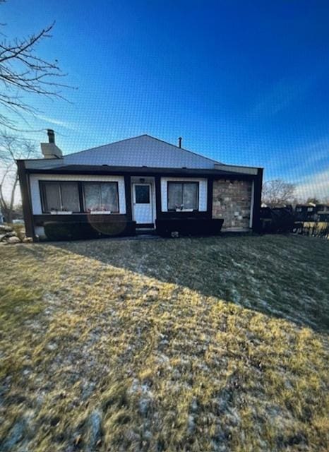 view of front of home with a front lawn