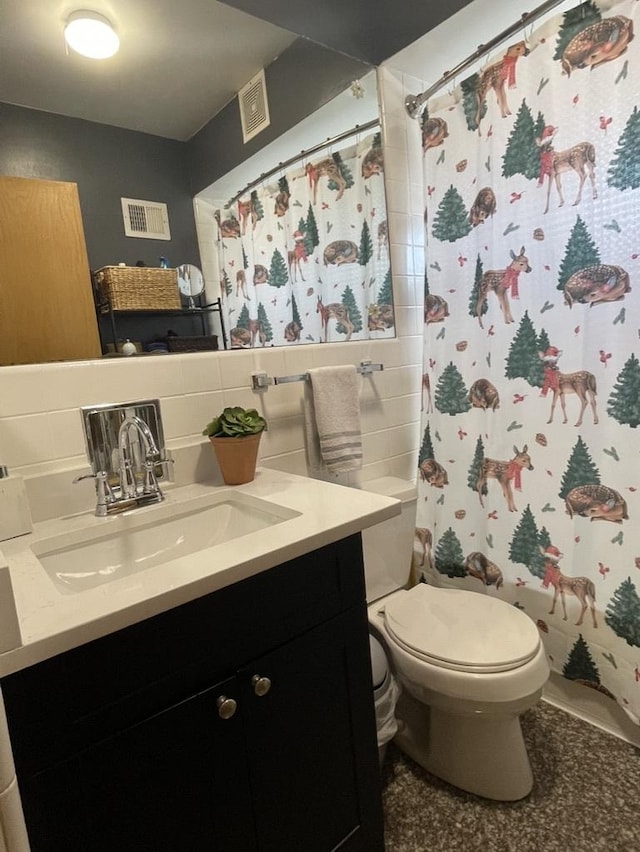 bathroom featuring a shower with curtain, vanity, tasteful backsplash, and toilet