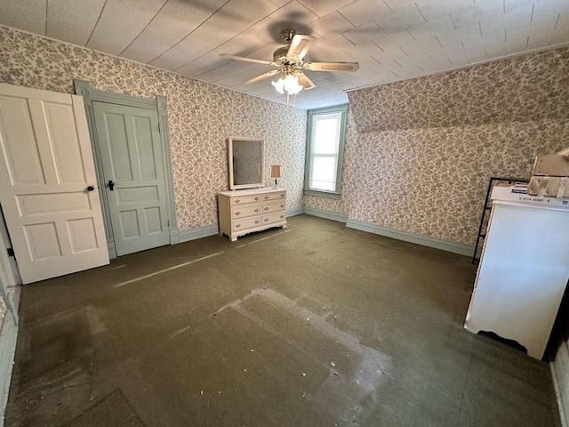 unfurnished bedroom featuring ceiling fan