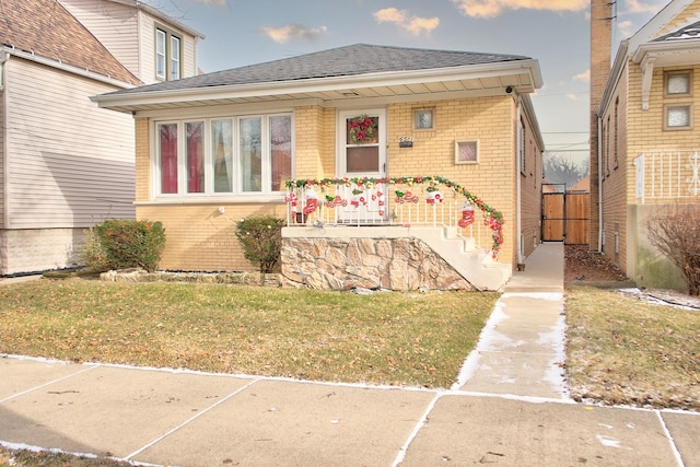 view of front facade with a front yard