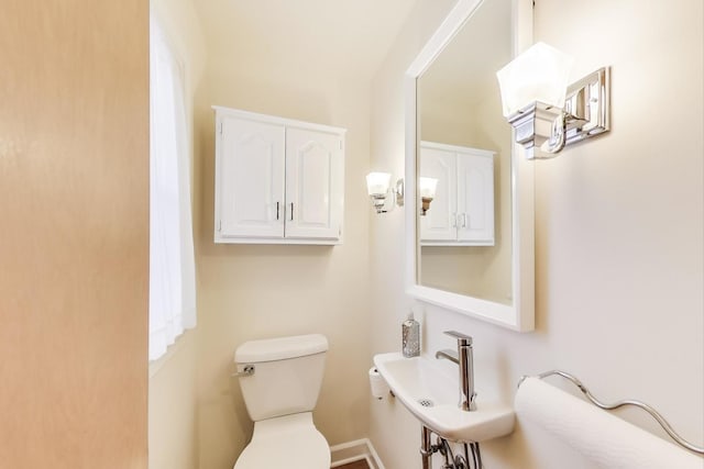 bathroom featuring toilet and sink