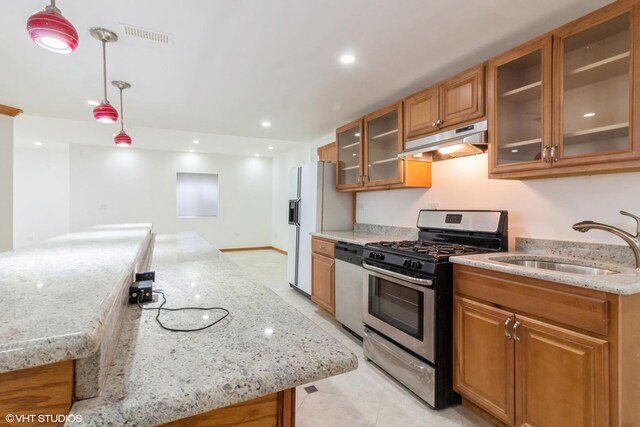 spare room featuring ceiling fan, light carpet, and a tray ceiling