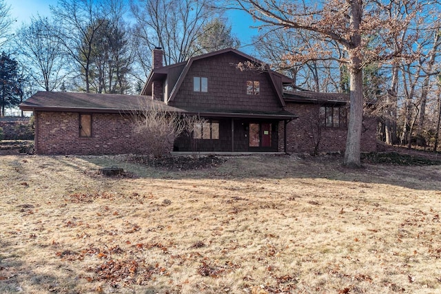 view of front of home featuring a front lawn