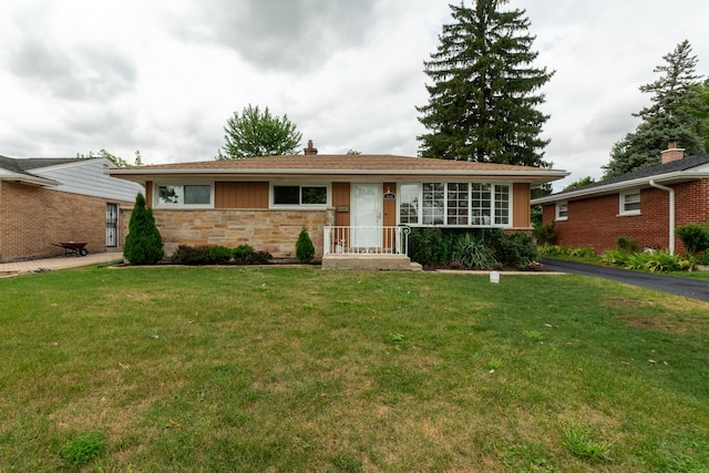 single story home with a front lawn