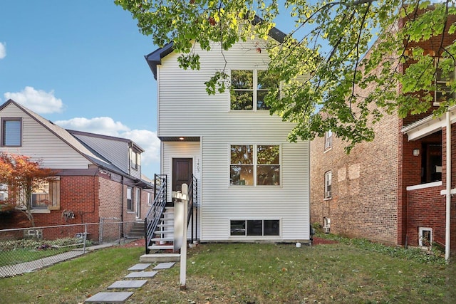 view of front facade featuring a front yard