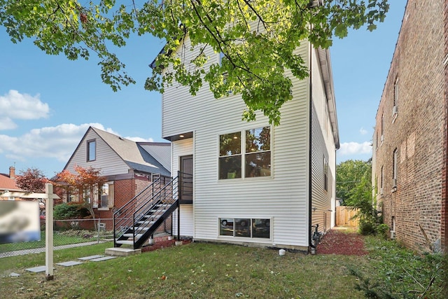 view of front of house featuring a front yard