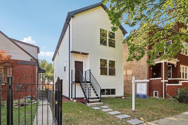 view of front of home featuring a front yard