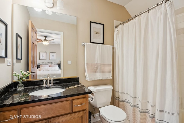 ensuite bathroom featuring ensuite bathroom, curtained shower, toilet, vanity, and a ceiling fan