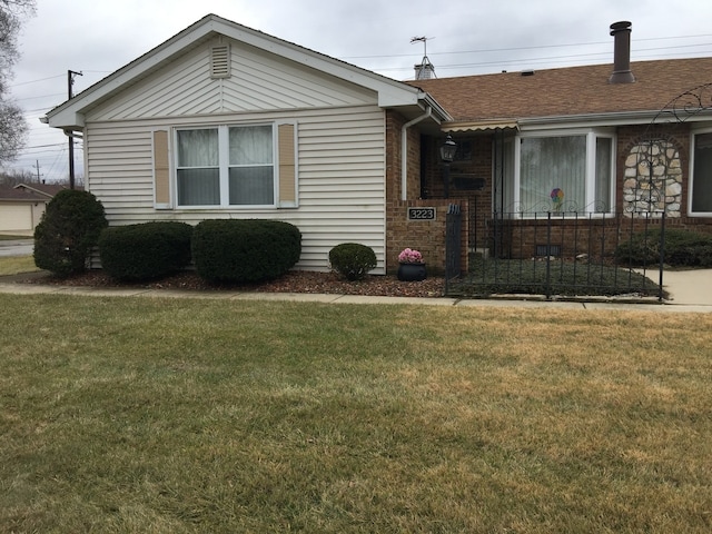 view of front facade with a front lawn