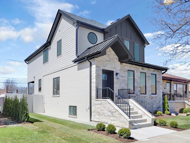 view of front of home featuring a front lawn