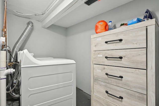 walk in closet with washer / dryer