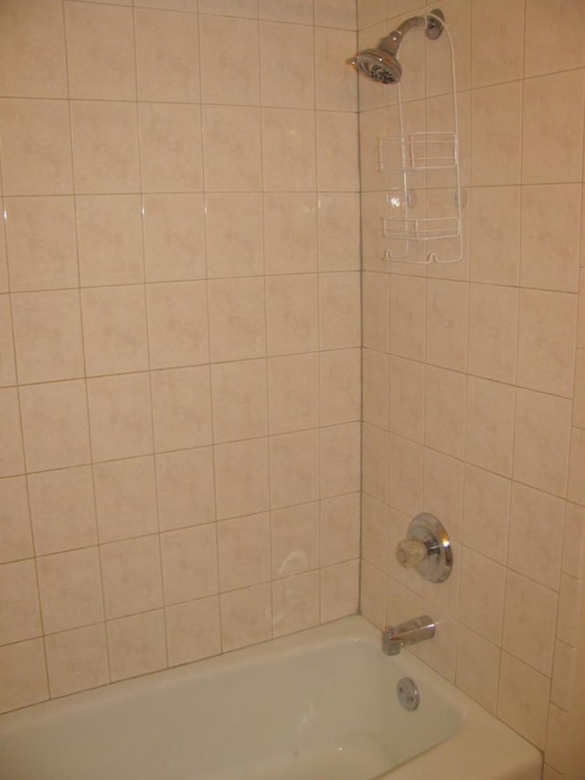 bathroom with tiled shower / bath combo