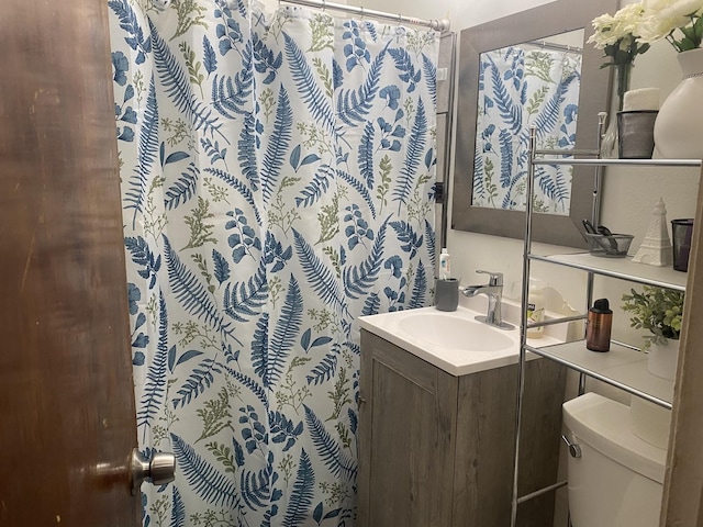 bathroom with a shower with curtain, vanity, and toilet