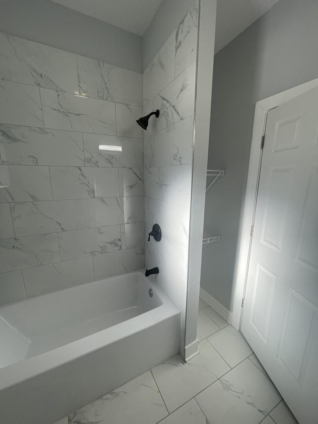 bathroom with tiled shower / bath