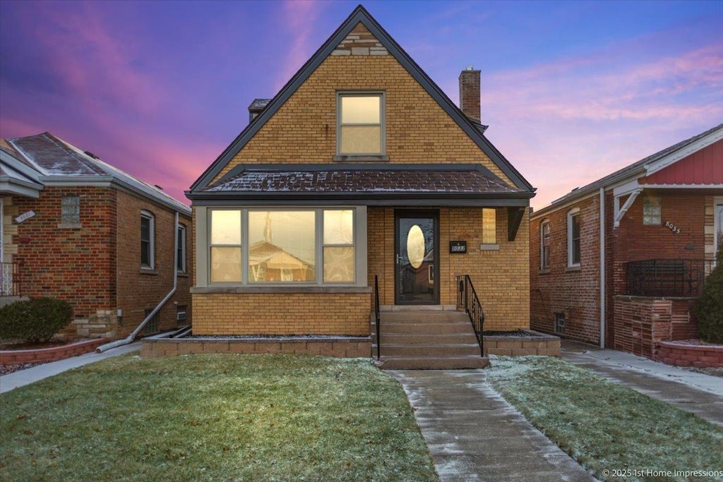 view of front facade featuring a lawn