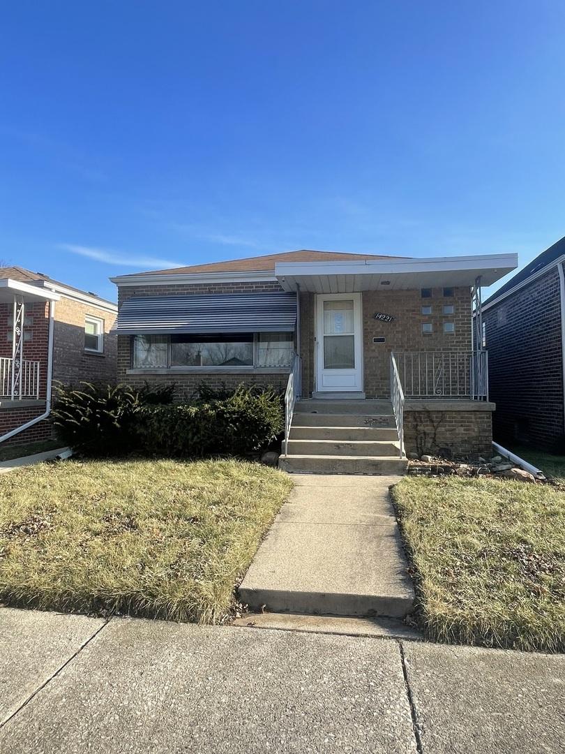 view of front of house featuring a porch and a front yard