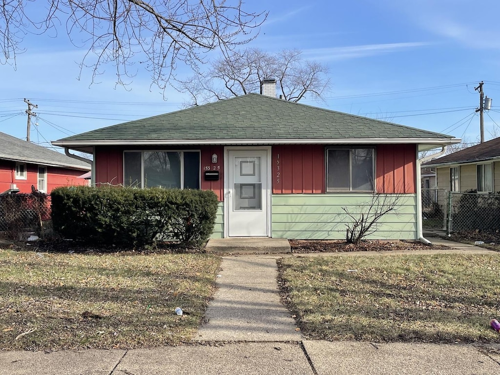 view of front facade featuring a front yard