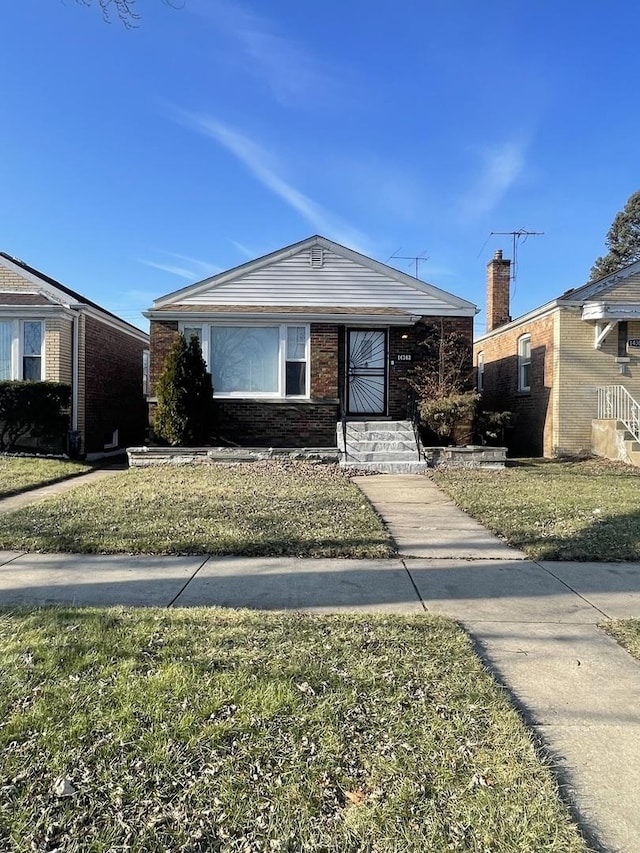 view of front of home featuring a front yard