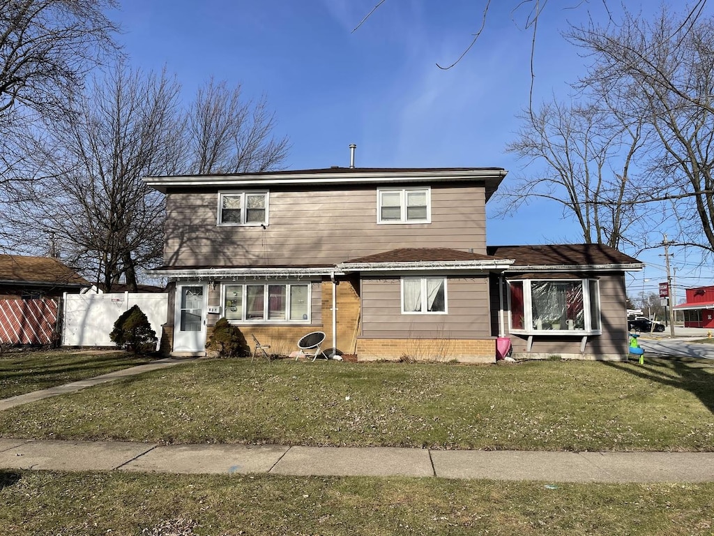 front facade featuring a front yard