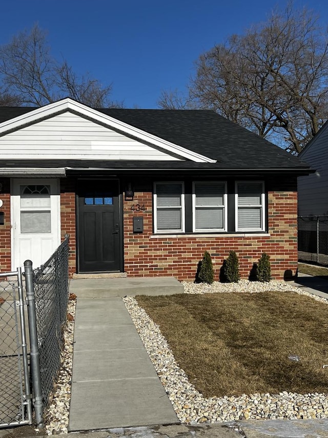 ranch-style house featuring a front lawn