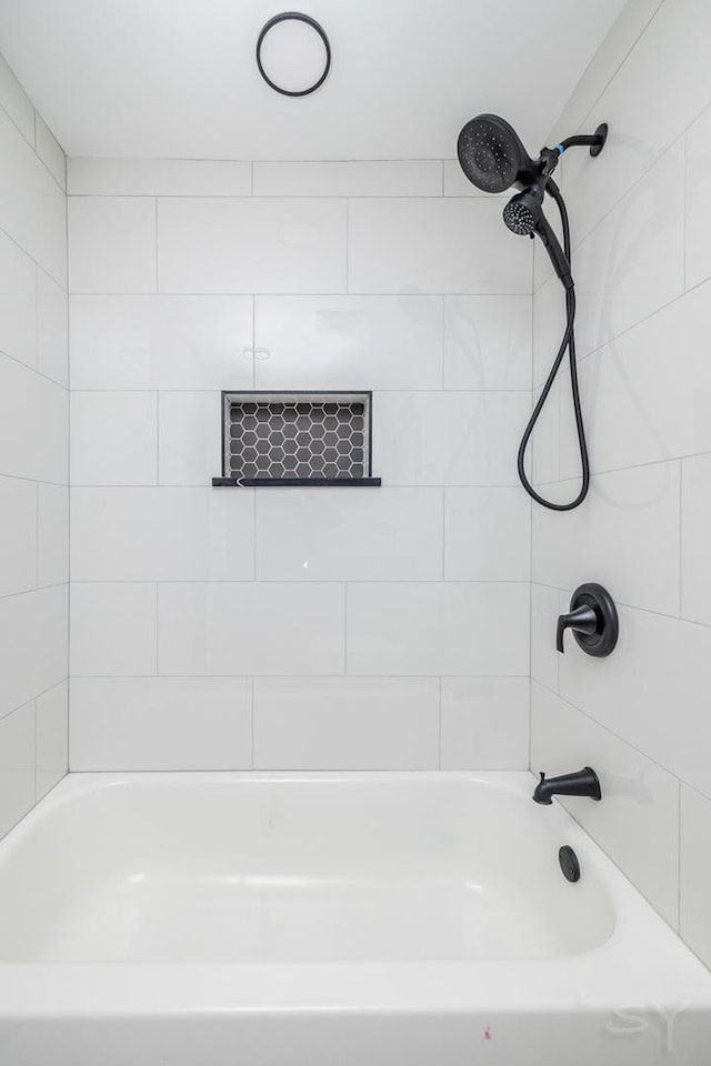 bathroom featuring tiled shower / bath