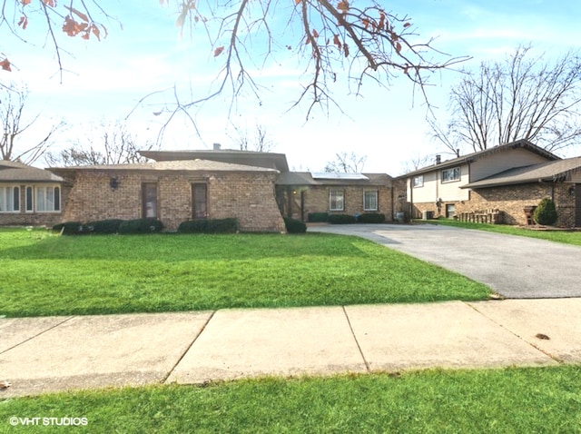 view of front of home featuring a front yard