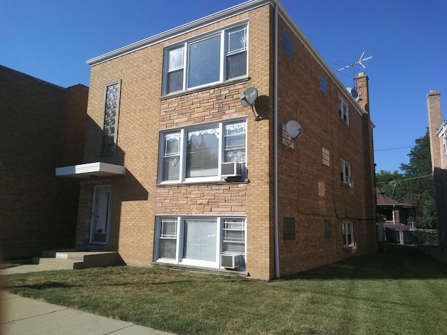 view of side of property featuring a lawn