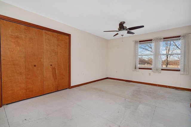 unfurnished bedroom featuring ceiling fan and a closet