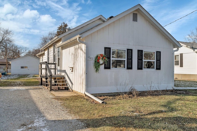 view of front facade with a front yard