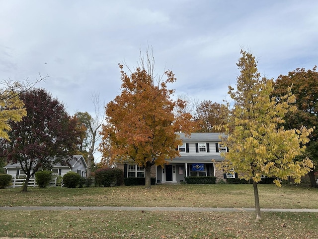 view of front of home featuring a front lawn