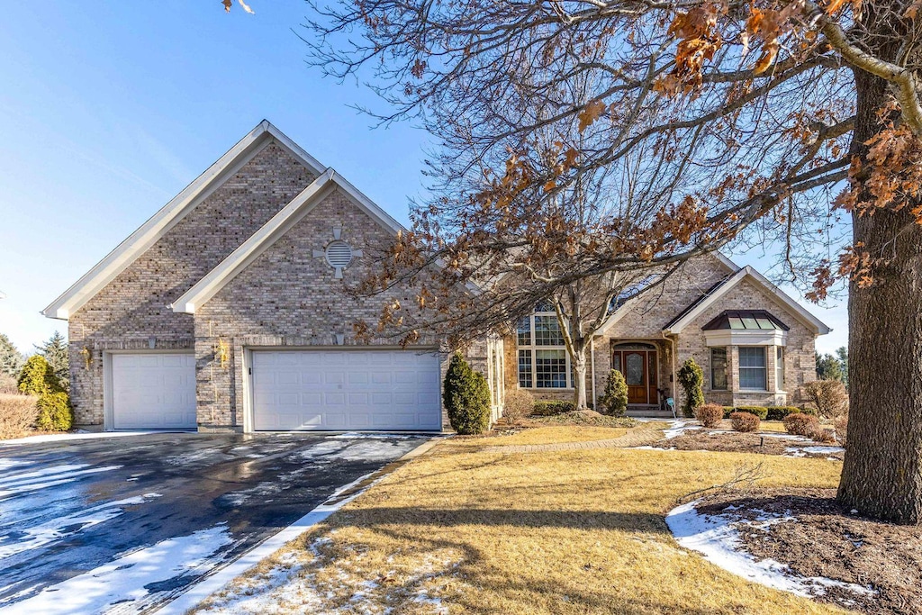 view of front of property with a front lawn