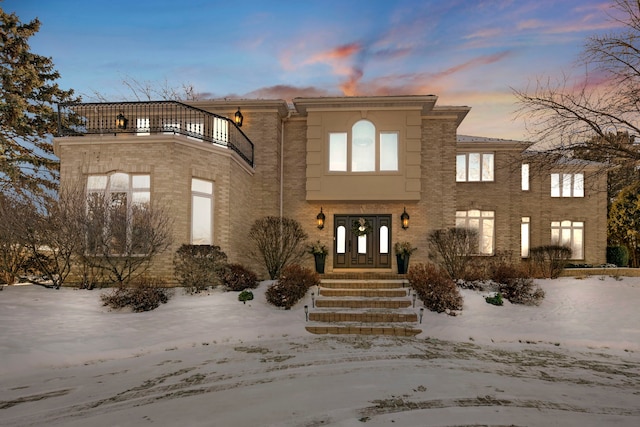 view of front of property featuring a balcony