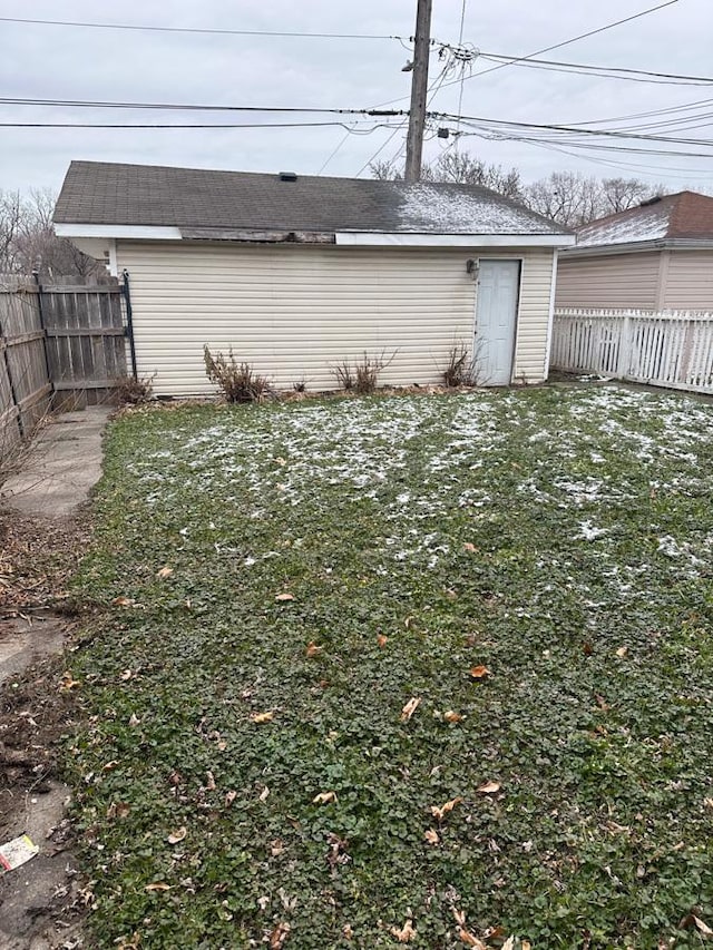 view of yard featuring an outdoor structure