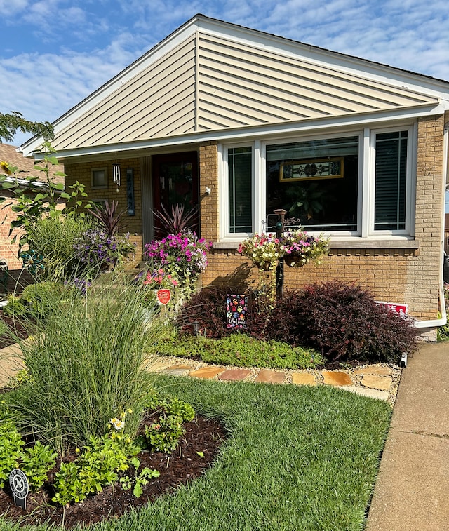 view of front of house with a front yard