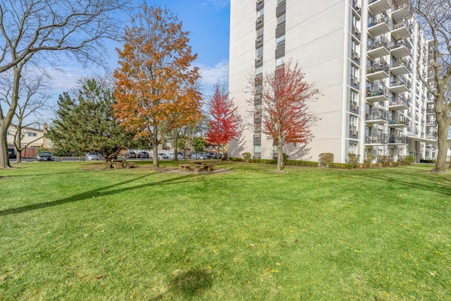 view of property's community featuring a lawn