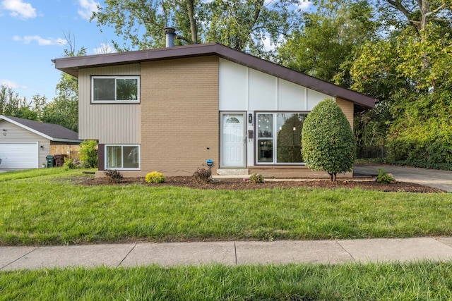 view of front of house featuring a front lawn