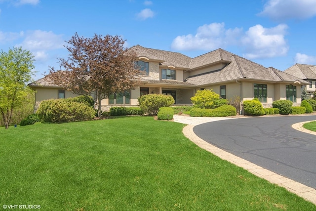 view of front of home featuring a front lawn