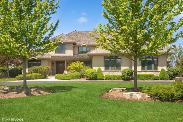 view of front facade featuring a front yard