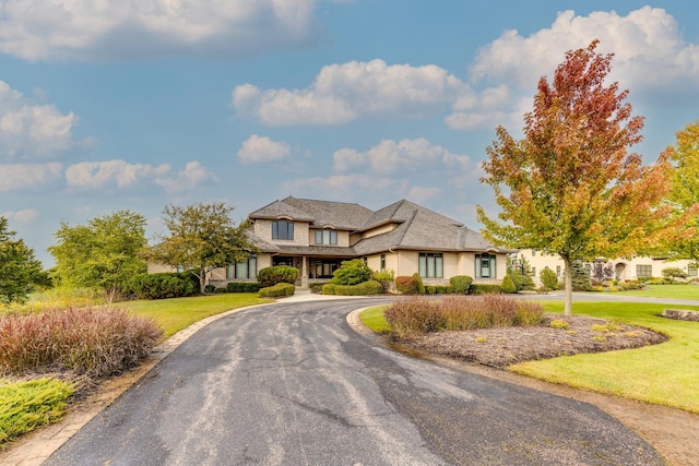 view of front of house featuring a front lawn