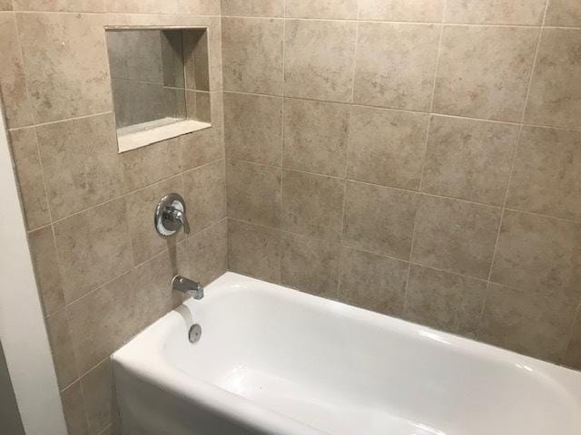 bathroom with tiled shower / bath combo