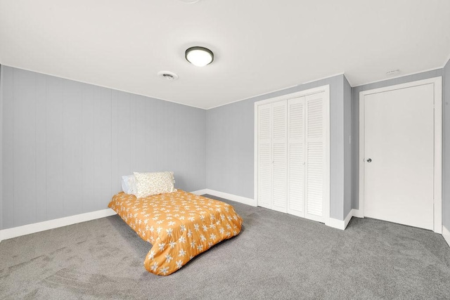 bedroom with carpet flooring and a closet