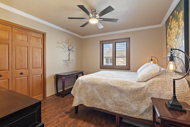 bedroom with ceiling fan, a closet, dark hardwood / wood-style floors, and ornamental molding