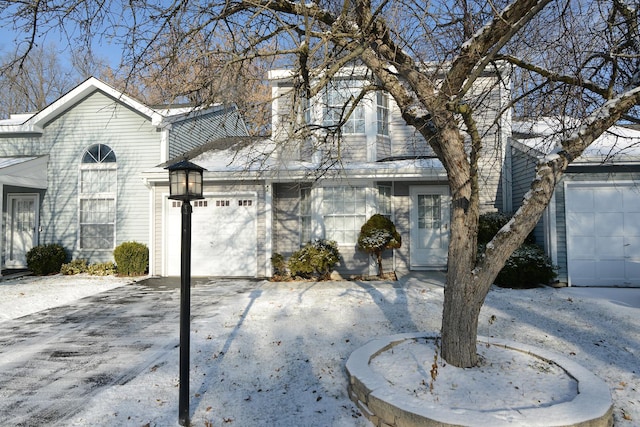 view of front property featuring a garage